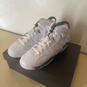 Air Jordan retro 6 size 5.5Y (women’s & children)